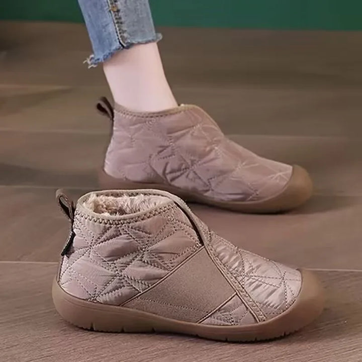Bottes neige femme antidérapantes, imperméables, chaudes, pour une randonnée hivernale sécurisée.