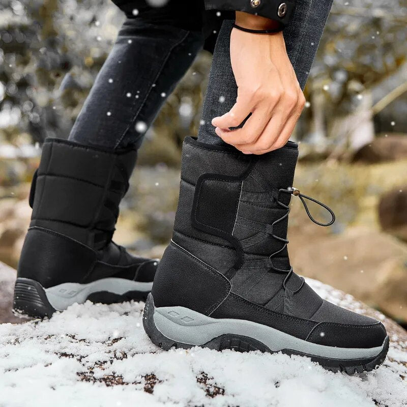 Bottes de neige robustes pour hommes, montantes, assurant adhérence et protection en milieu extérieur.