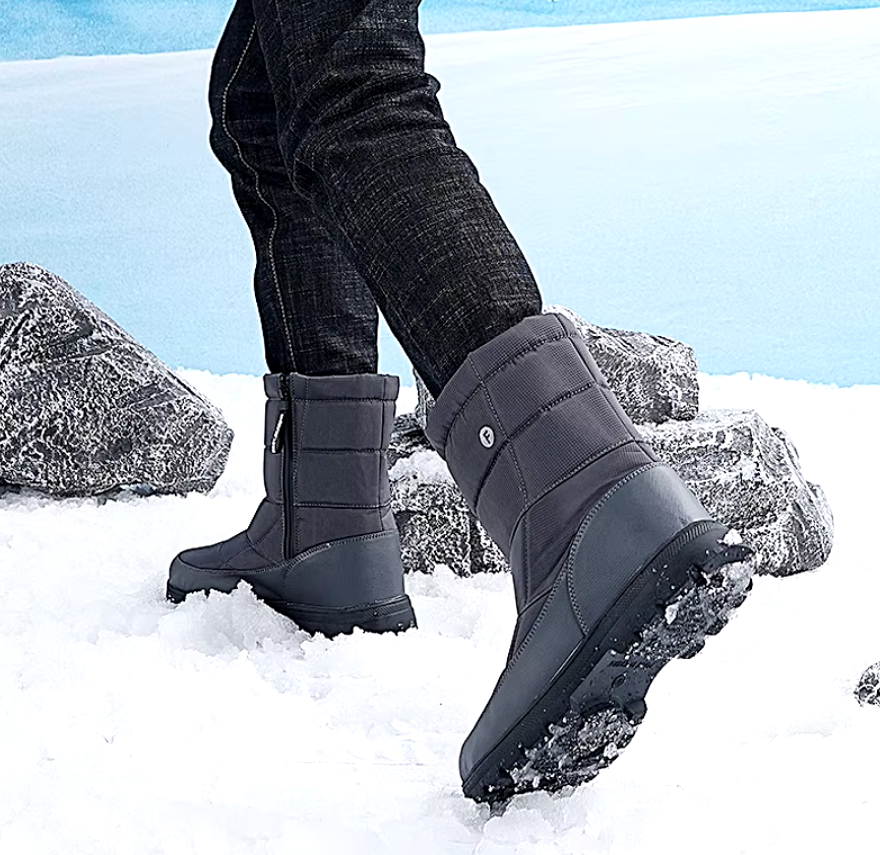 Vue latérale des bottes de neige unisexes imperméables, avec leur doublure en peluche chaude et douce.