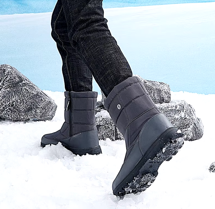 Vue latérale des bottes de neige unisexes imperméables, avec leur doublure en peluche chaude et douce.