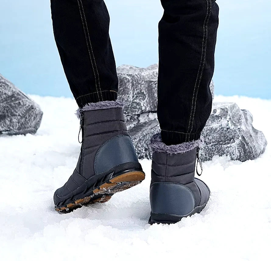 Bottes de neige robustes et chaudes, parfaites pour les aventures hivernales, gardant les pieds au sec et au chaud.