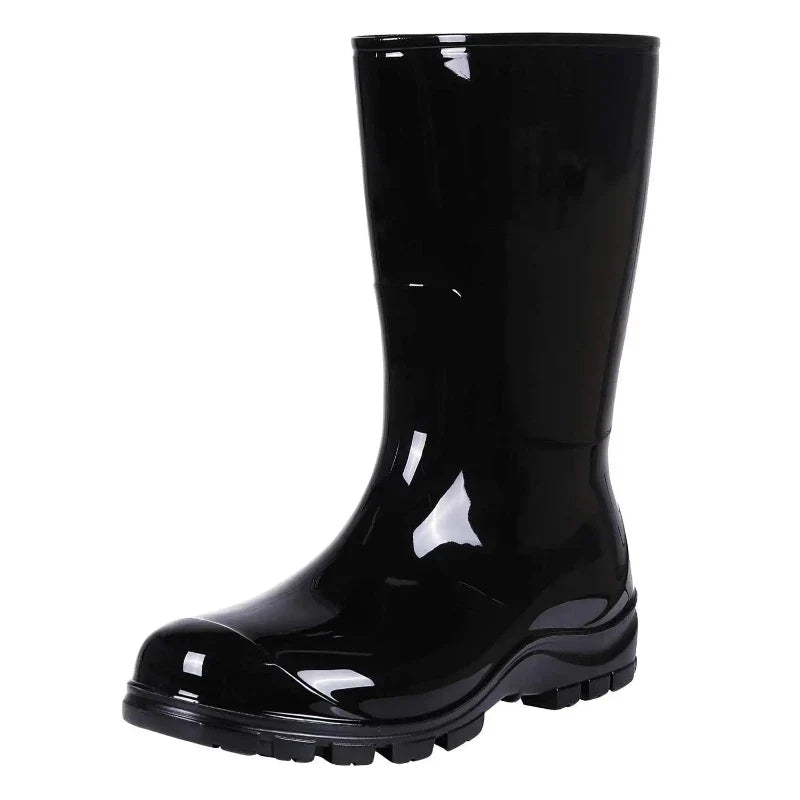 Paire de bottes de pluie femme, noires brillantes, idéales pour un look élégant et sec.
