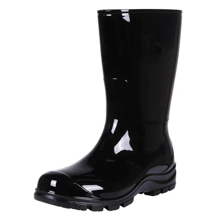 Paire de bottes de pluie femme, noires brillantes, idéales pour un look élégant et sec.