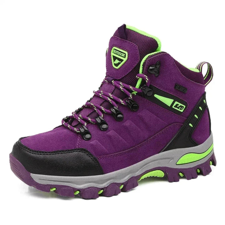 Alpiniste en bottes d'escalade antidérapantes, offrant une adhérence supérieure et protection sur terrains rocailleux.