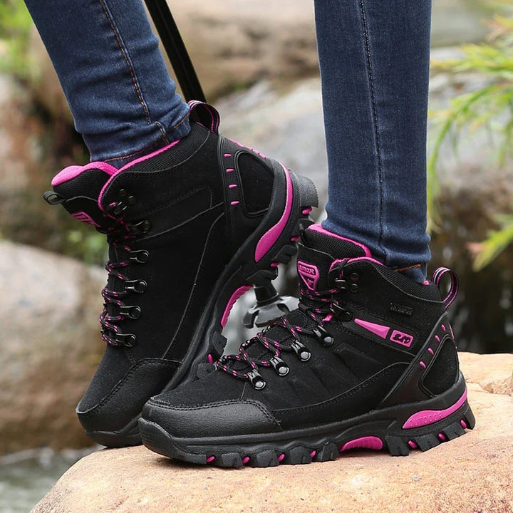 Bottes polyvalentes pour randonnée, trekking et escalade, offrant chaleur, confort et une excellente adhérence hivernale.