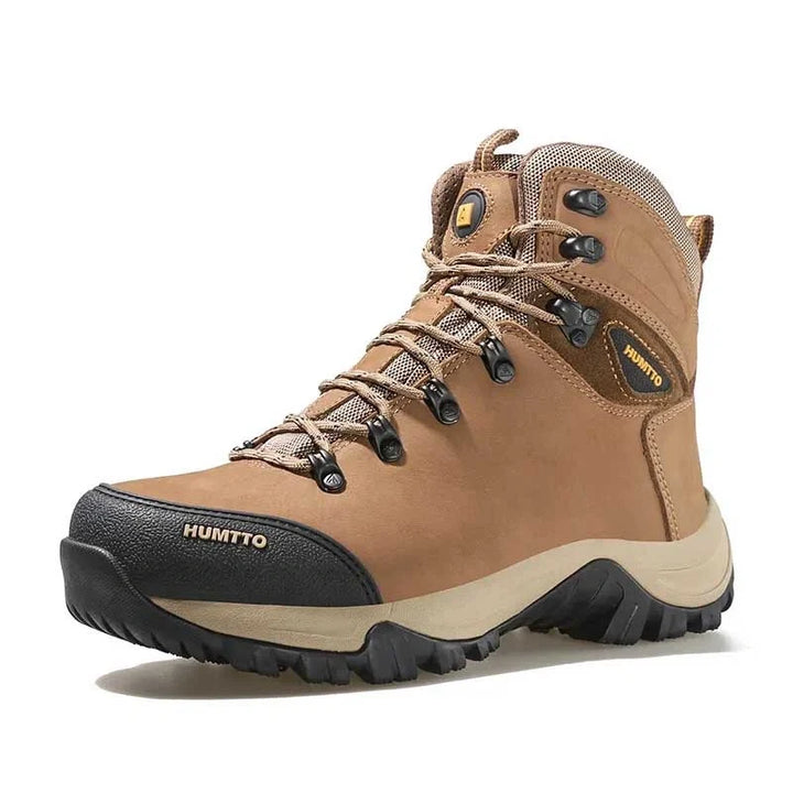 Bottes de randonnée chaudes en cuir imperméables pour hommes, idéales pour l'hiver et la montagne. Confort et protection.