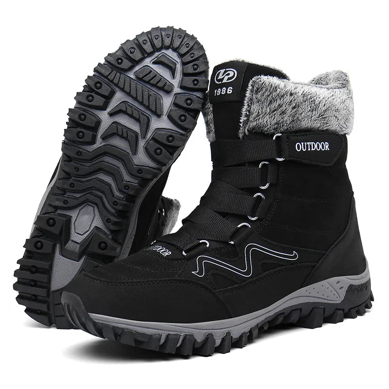Chaussures de randonnée robustes pour l'hiver, imperméables et adhérentes sur terrains enneigés.