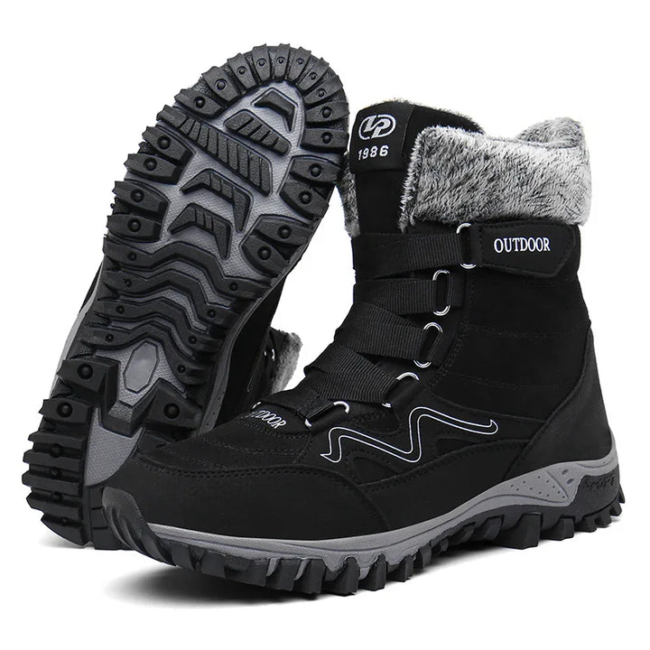 Chaussures de randonnée robustes pour l'hiver, imperméables et adhérentes sur terrains enneigés.