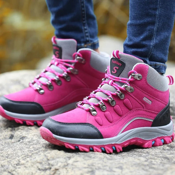 Bottes de trekking violettes unisexes, imperméables, offrant un soutien cheville optimal pour marches robustes.