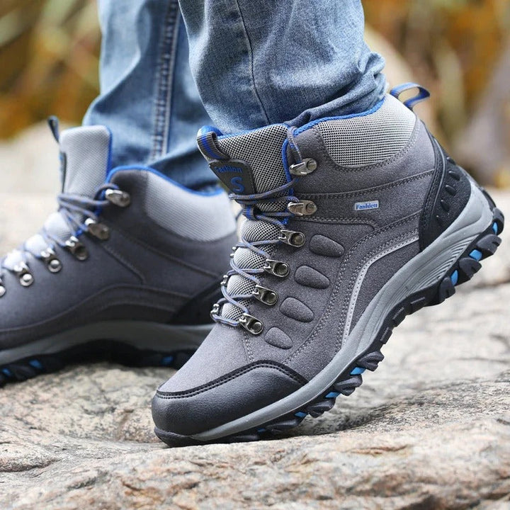 Chaussures de marche roses unisexes, imperméables et robustes, conçues pour le confort et l'aventure en plein air.