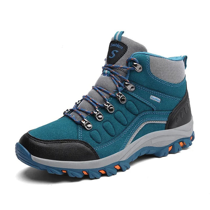 Bottes de randonnée imperméables unisexes en action, offrant confort et adhérence extrême sur sentiers de plein air.