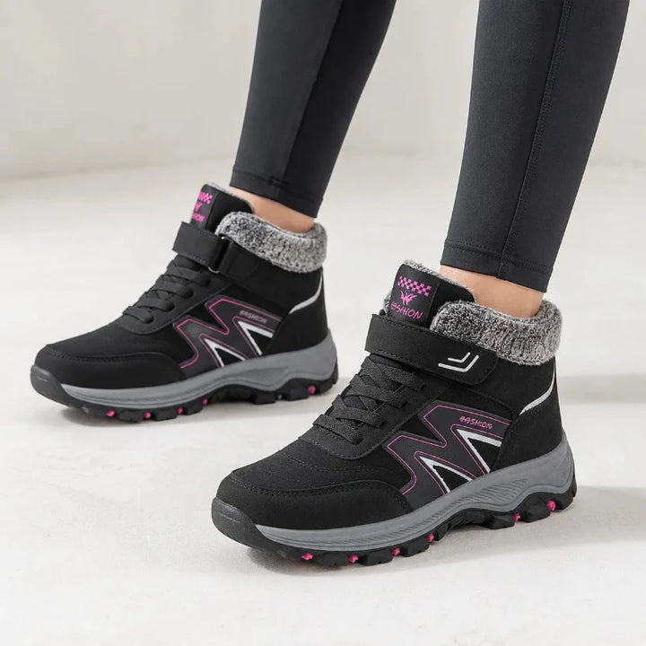 Paire de bottes de randonnée unisexes robustes et confortables avec doublure en peluche pour l'hiver et adhérence.