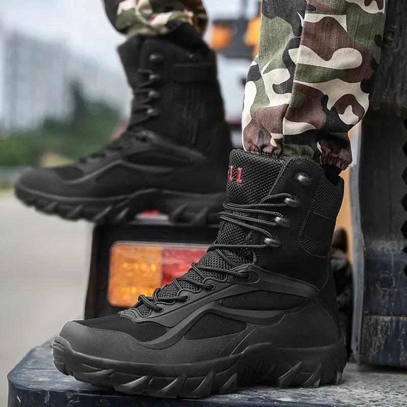 Paire de bottes tactiques pour homme, couleur sable, antidérapantes et respirantes pour la randonnée et l'aventure.