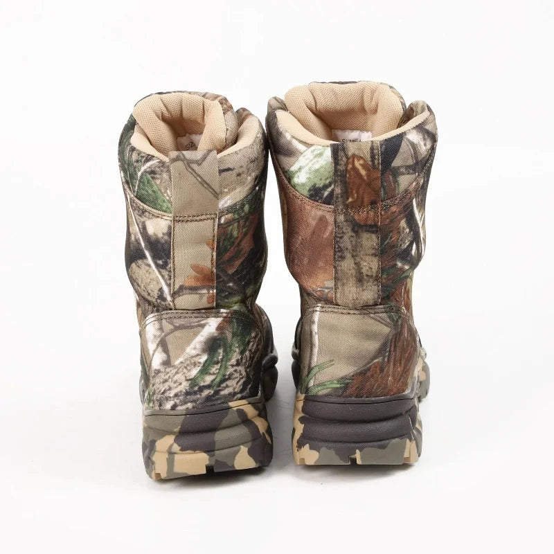 Bottes de trekking imperméables camouflage pour hommes et femmes, offrant adhérence et confort supérieur en extérieur.