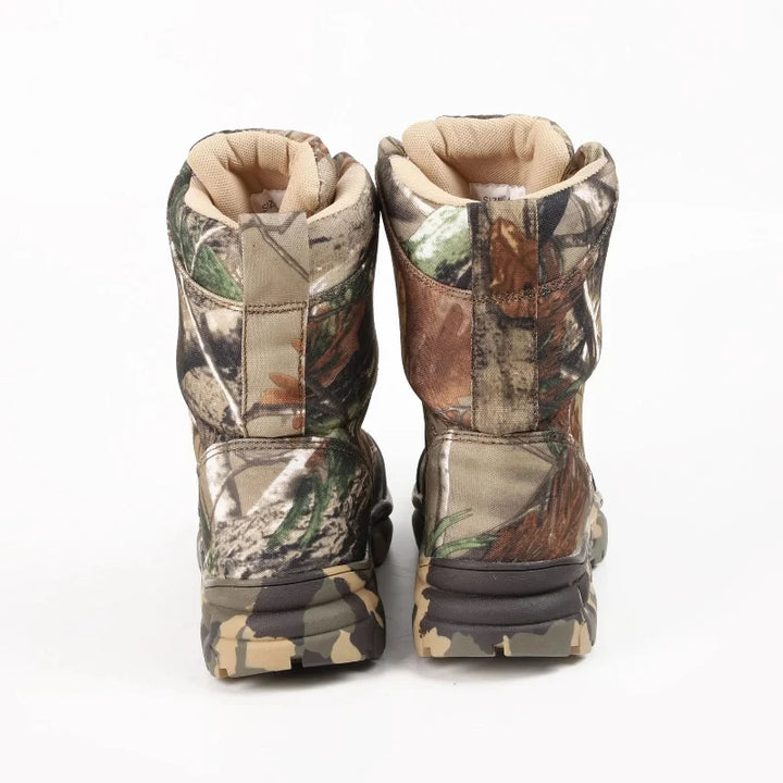 Bottes de trekking imperméables camouflage pour hommes et femmes, offrant adhérence et confort supérieur en extérieur.