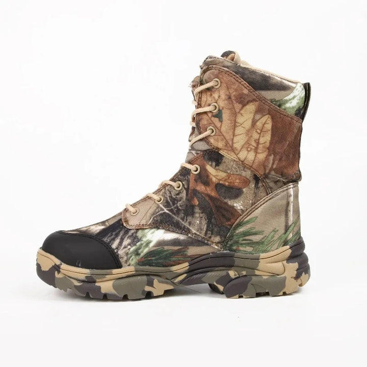 Bottes de chasse camouflage robustes et antidérapantes, idéales pour la randonnée et activités plein air. Confort maximal.