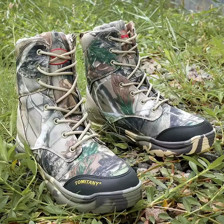 Bottes camouflage unisexe pour randonnée et trekking, design robuste, antidérapantes et confortables pour tout terrain.