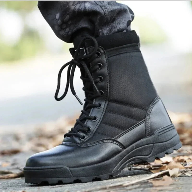 Bottes de randonnée unisexes robustes pour l'aventure en montagne. Confort et performance assurés sur sentiers.