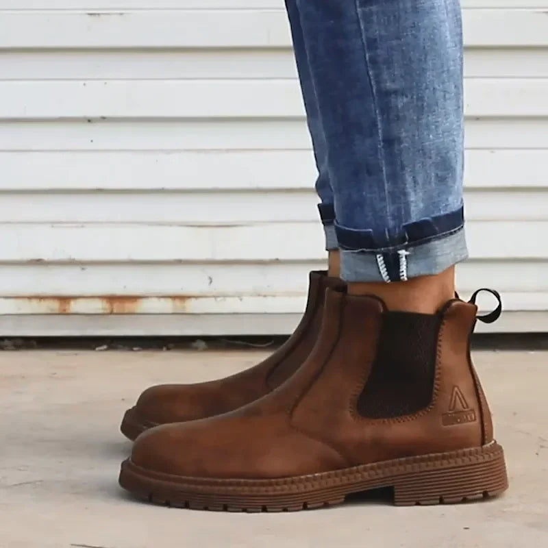 Bottes de travail homme en cuir PU imperméable, offrant protection et durabilité pour environnements exigeants. Embout acier.