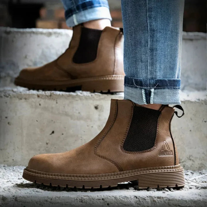 Paire de bottes de sécurité imperméables pour hommes, conçues pour le travail en extérieur et la protection contre l'humidité.