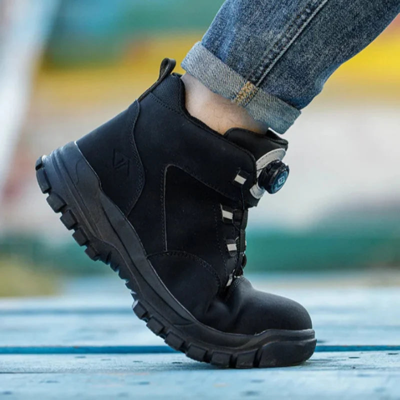 Gros plan sur l'embout acier des bottes de sécurité anti-perforation, imperméables, pour protection au travail.