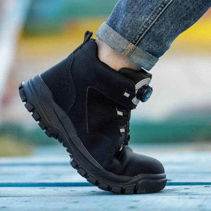 Gros plan sur l'embout acier des bottes de sécurité anti-perforation, imperméables, pour protection au travail.