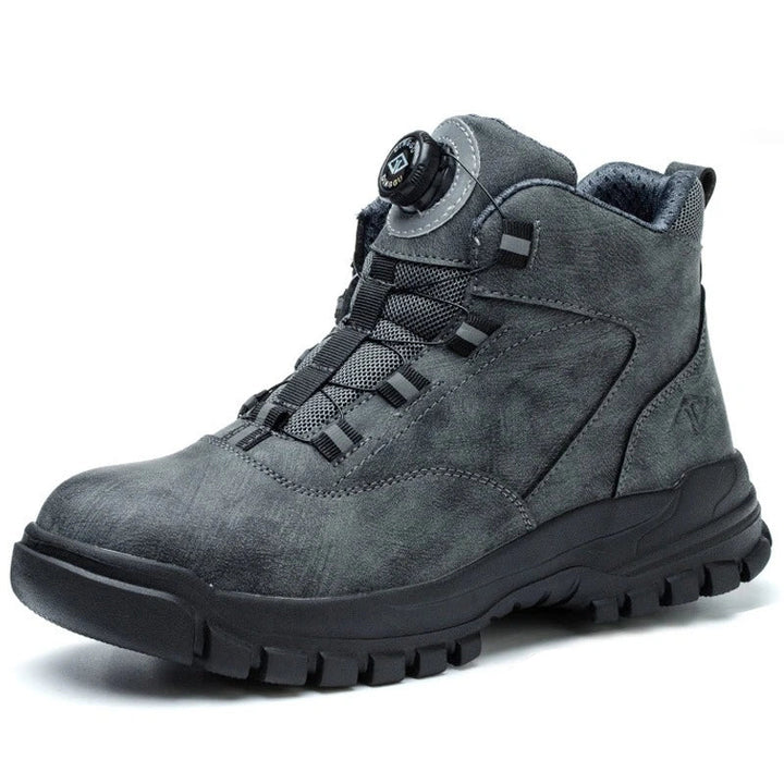 Personne portant des bottes de sécurité homme/femme, imperméables, bouton rotatif pour un ajustement facile.