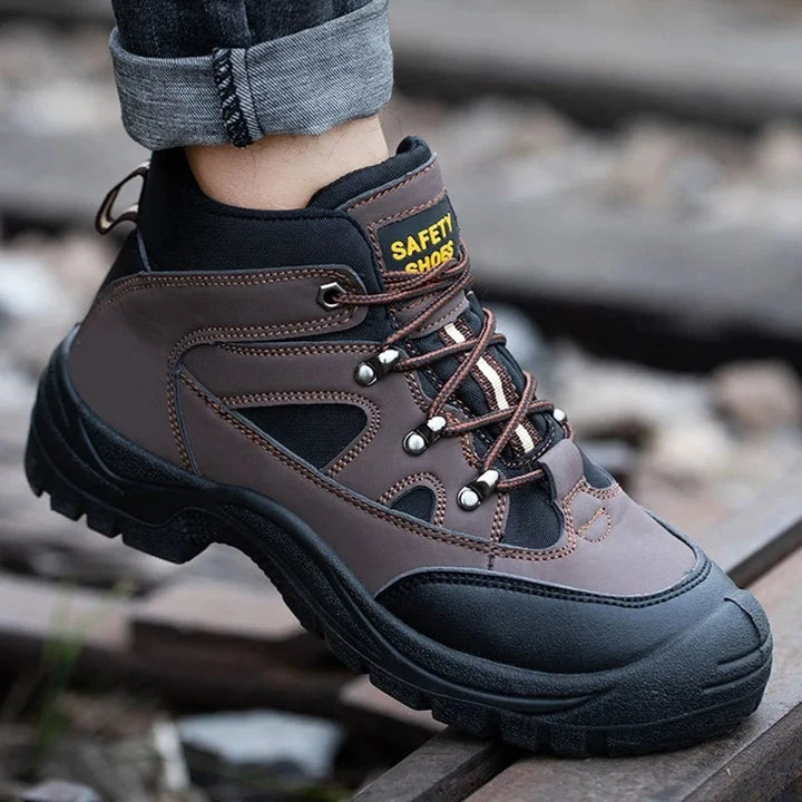 Vue d'ensemble de bottes de sécurité marron légères pour hommes, conçues pour le travail, avec embout acier.