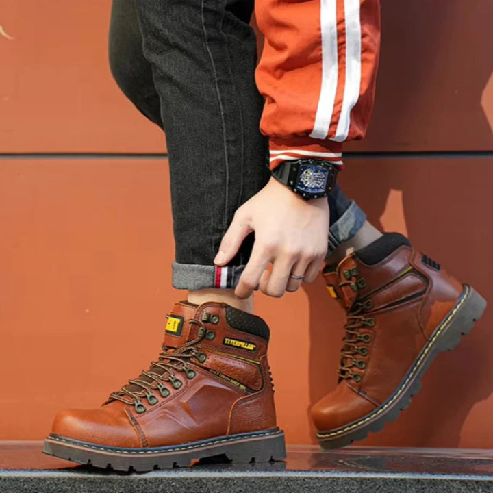 Gros plan sur bottes de sécurité en cuir, soulignant semelle antidérapante et protection anti-écrasement pour travail.