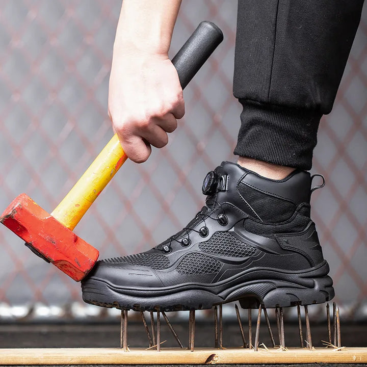 Chaussures de protection pour chantiers, fermeture rotative, imperméables, avec embout acier et semelle robuste.