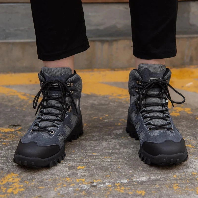 Chaussures de sécurité pour chantier, avec embout acier et semelle antidérapante, durabilité et confort.