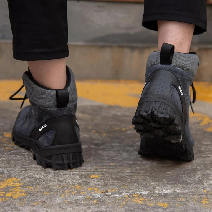 Bottes de protection robustes, embout acier, semelle anti-perforation, conçues pour les environnements difficiles.
