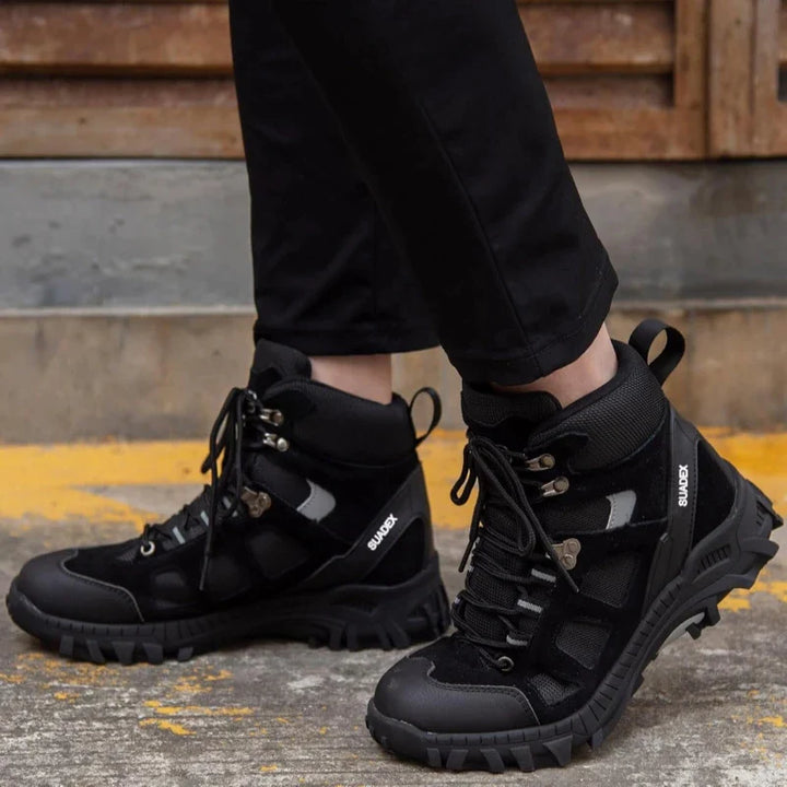 Chaussures de protection unisexe, embout acier et semelle Kevlar, assurant sécurité et durabilité sur le chantier.