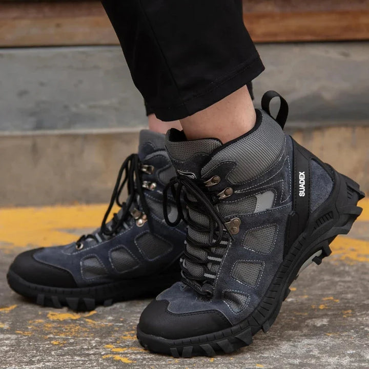 Bottes de protection industrielles, robustes, avec embout acier et design antidérapant, parfaites pour le chantier.