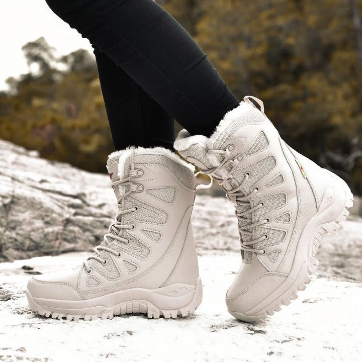 Bottes de randonnée unisexe avec semelle antidérapante et construction imperméable. Parfaites pour l'extérieur.