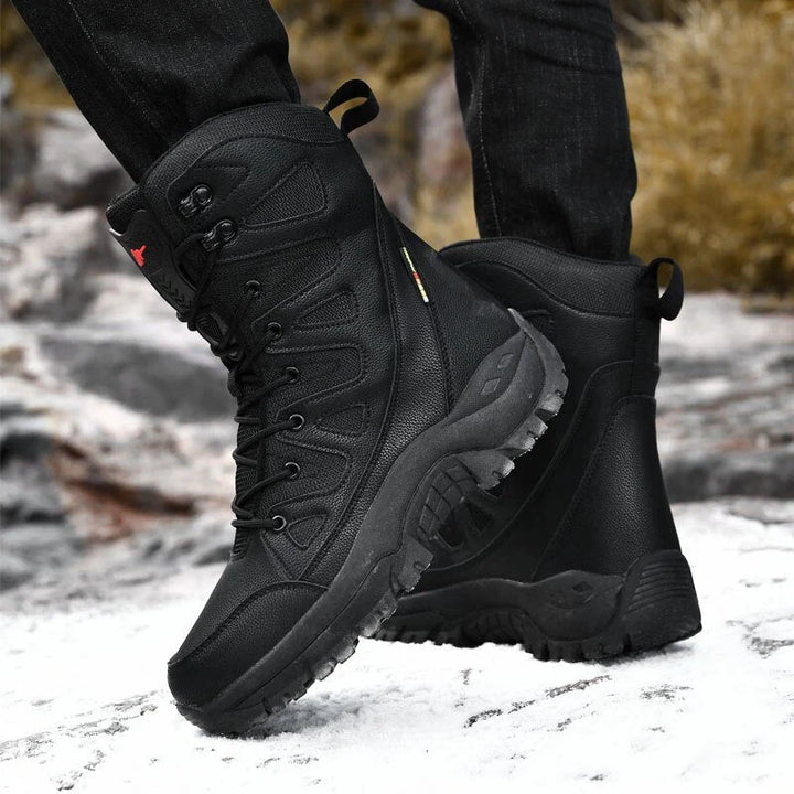 Matériau imperméable des bottes de trekking tactiques unisexe. Protection robuste pour randonnée hivernale.