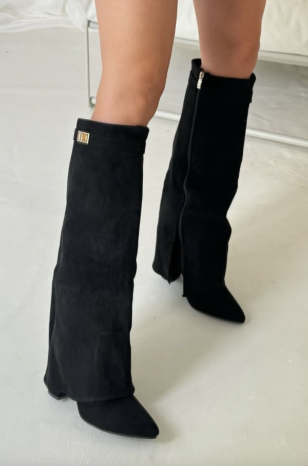 "Bottes élégantes en cuir noir avec fermeture éclair, design moderne, chaussures femme pour un style chic et confortable."