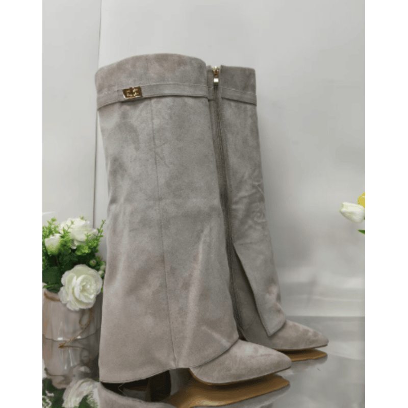 "Bottes élégantes en cuir noir avec fermeture éclair, design moderne, chaussures femme pour un style chic et confortable."