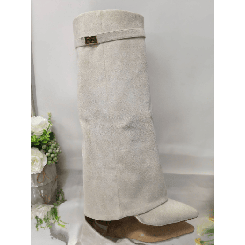 "Bottes élégantes en cuir noir avec fermeture éclair, design moderne, chaussures femme pour un style chic et confortable."