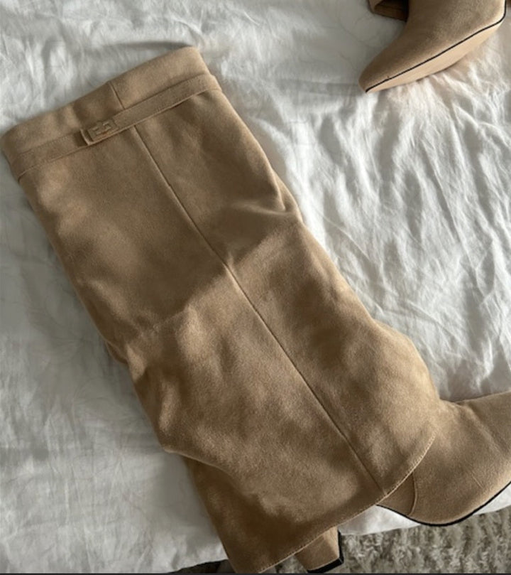 "Bottes élégantes en cuir noir avec fermeture éclair, design moderne, chaussures femme pour un style chic et confortable."