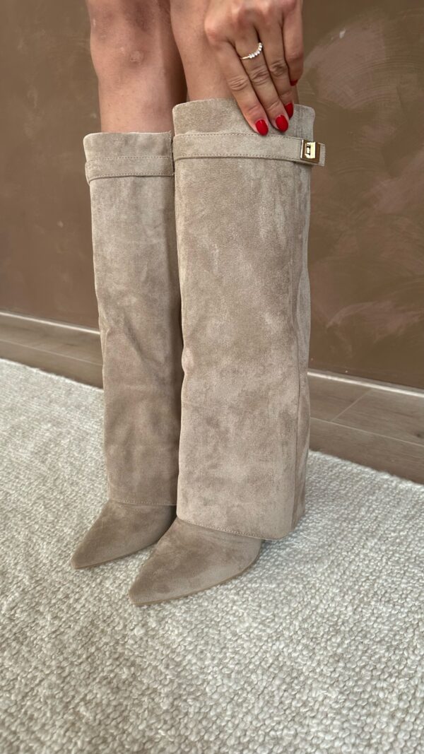 "Bottes élégantes en cuir noir avec fermeture éclair, design moderne, chaussures femme pour un style chic et confortable."