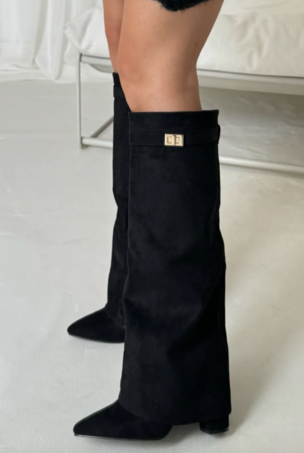 "Bottes élégantes en cuir noir avec fermeture éclair, design moderne, chaussures femme pour un style chic et confortable."