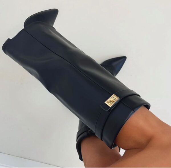 "Bottes élégantes en cuir noir avec fermeture éclair, design moderne, chaussures femme pour un style chic et confortable."