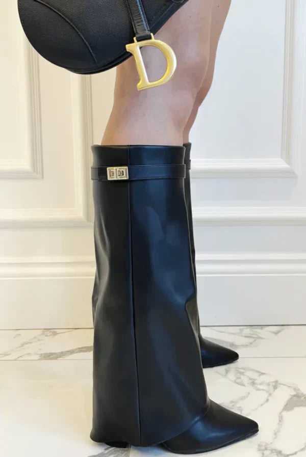 "Bottes élégantes en cuir noir avec fermeture éclair, design moderne, chaussures femme pour un style chic et confortable."