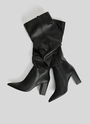 Bottes élégantes femme, cuir végan, style chic, hiver.