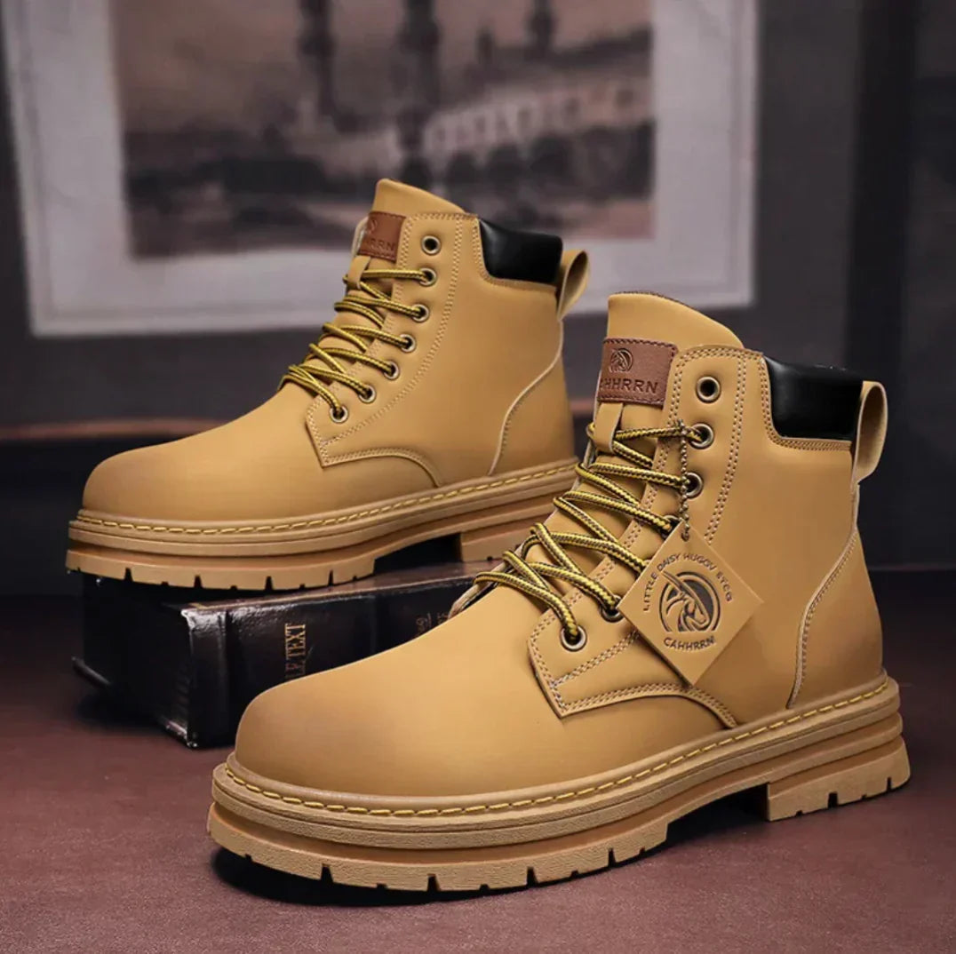 Détail des bottes Elkan pour hommes : cuir texturé, coutures solides. Chaussures élégantes et confortables. Qualité.