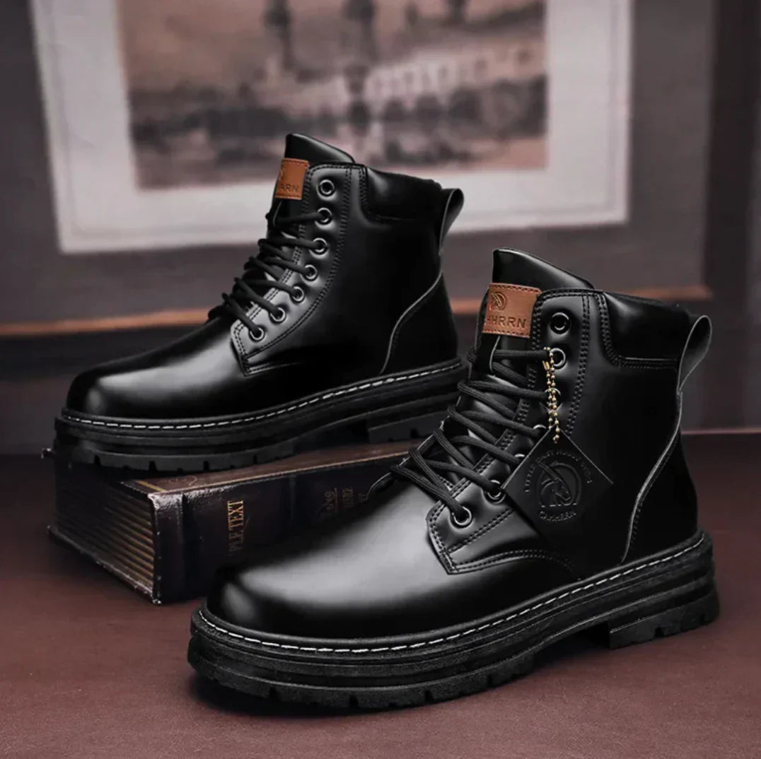 Hommes portant des bottes Elkan élégantes, parfaites pour la ville. Chaussures confortables et tendance automne-hiver.