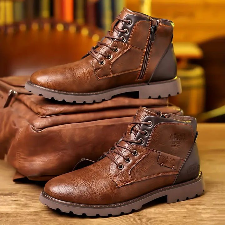 Bottes en cuir homme, robustes avec fermeture éclair, design moderne, ajoutent style et confort à votre tenue quotidienne.