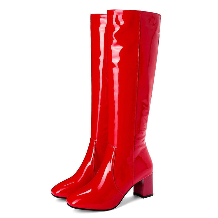 Bottes en cuir verni noir élégant, à talon bloc robuste et bout arrondi, pour un style sophistiqué et moderne.