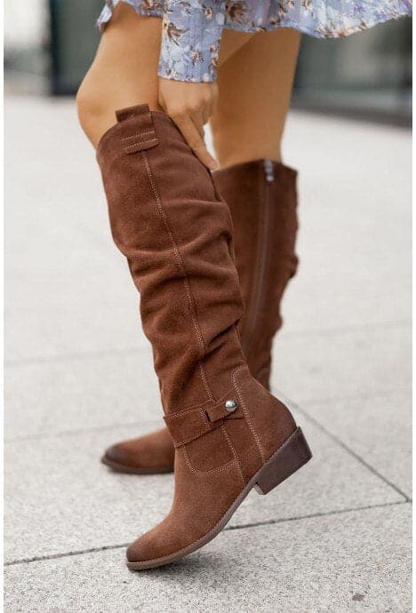 Bottes en daim élégantes pour femmes avec lanières et boucles décoratives, coupe ample pour confort quotidien.